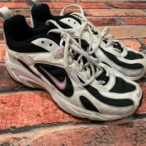Throwback Nike White and Pink Sneakers Size 9